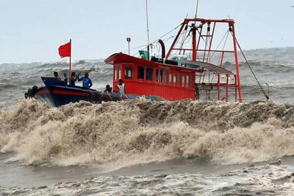 34 Indian fishermen are arrested by the Sri Lankan Navy for illegal fishing. 34 Indian fishermen are arrested by the Sri Lankan Navy for illegal fishing.
